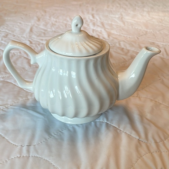 Other - Charming little teapot for one